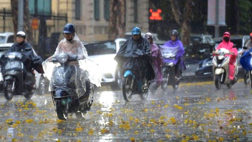 Cold spell breaks early summer heat in northern Vietnam